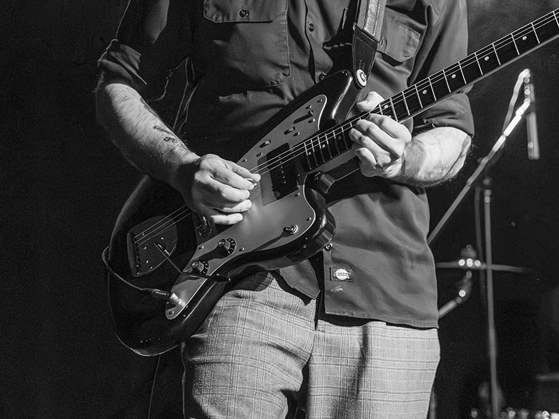 Guitariste-noir-et-blanc