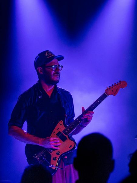 Guitariste-sous-les-projecteurs