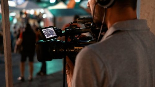 Cameraman derrière la caméra